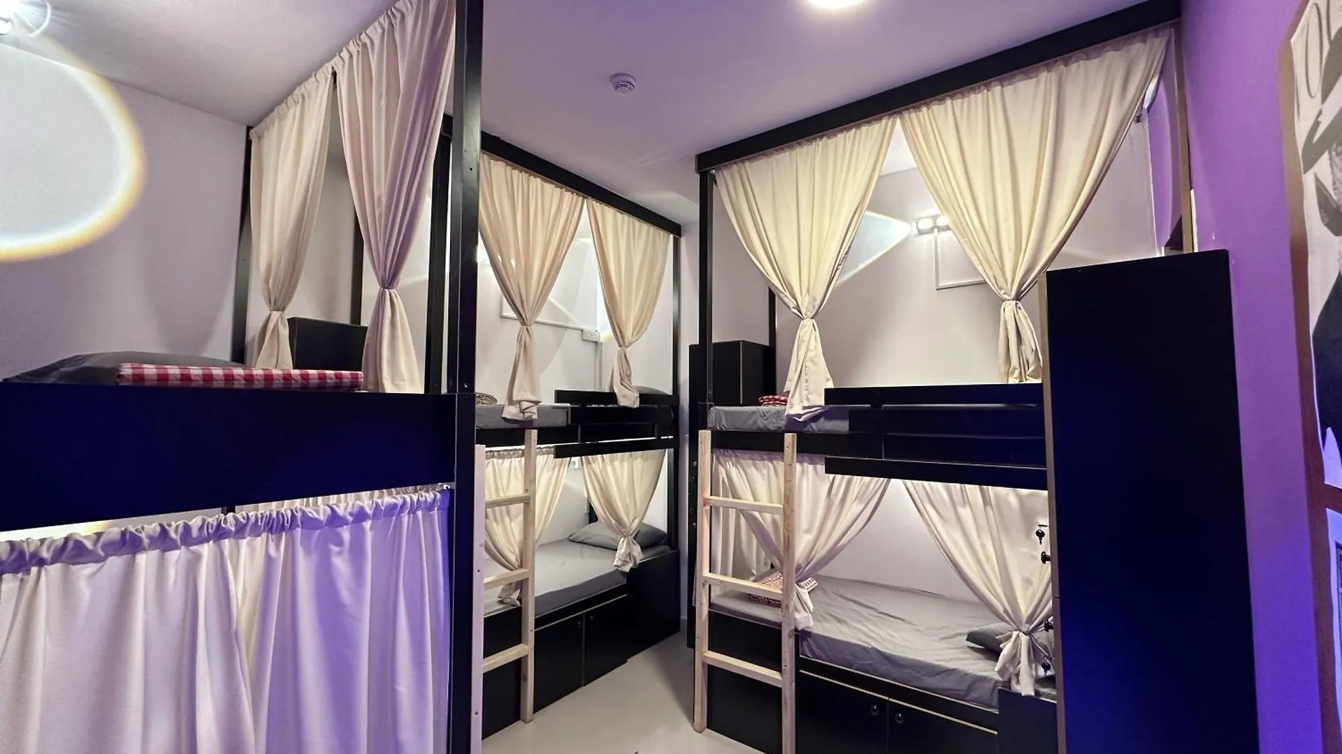 Pineapple Xpress Hostel Dubai